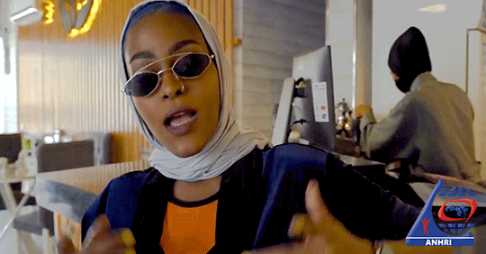 السعودية : القبض على مطربة وفريق أغنية ” بنت مكة” يفضح  نظام الكيل بمكيالين والعداء للإبداع وحقوق المرأة